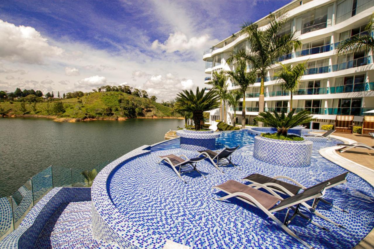 Hotel Los Recuerdos Guatapé Екстериор снимка The swimming pool at the resort