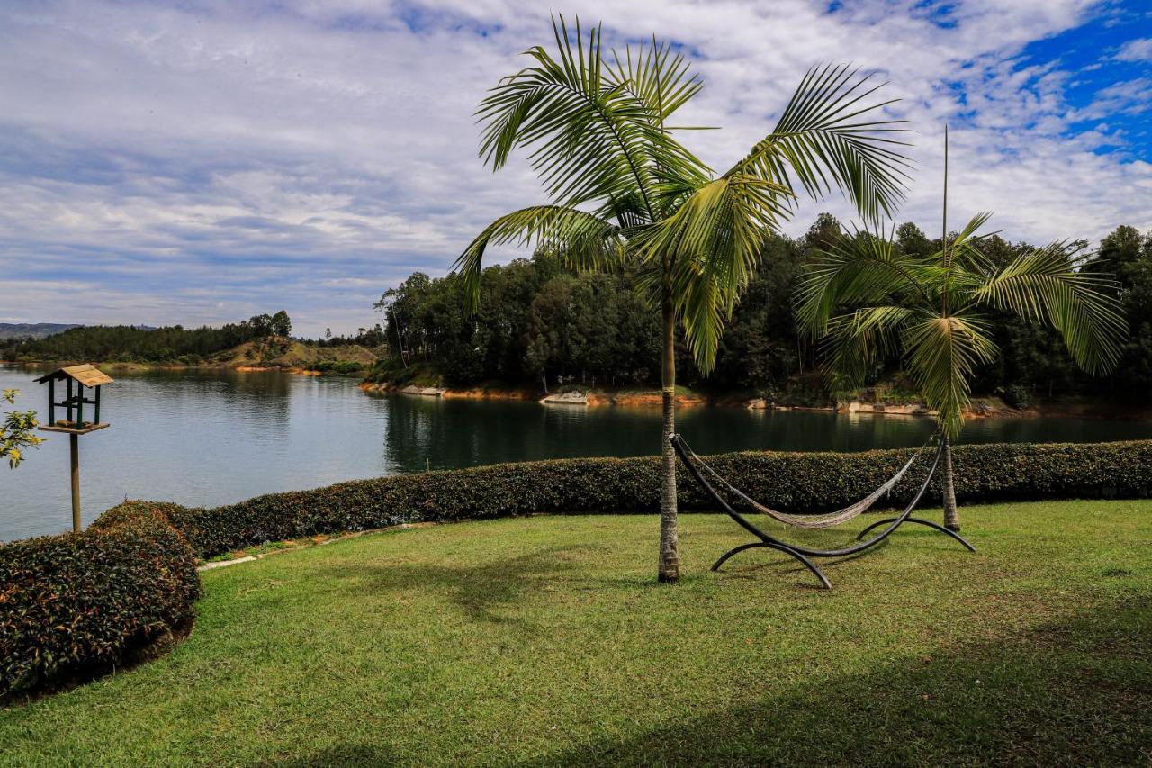 Hotel Los Recuerdos Guatapé Екстериор снимка A view of the lake at the resort