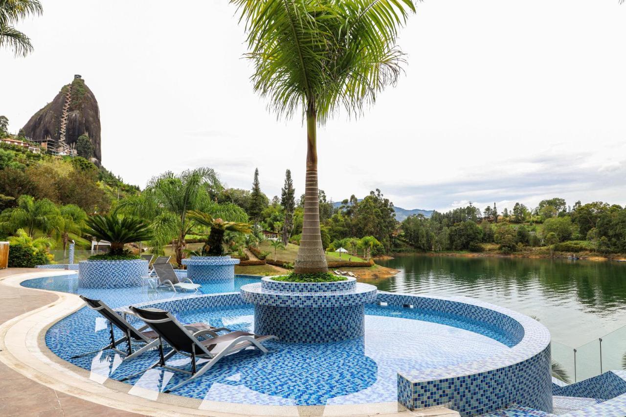 Hotel Los Recuerdos Guatapé Екстериор снимка The resort's lagoon