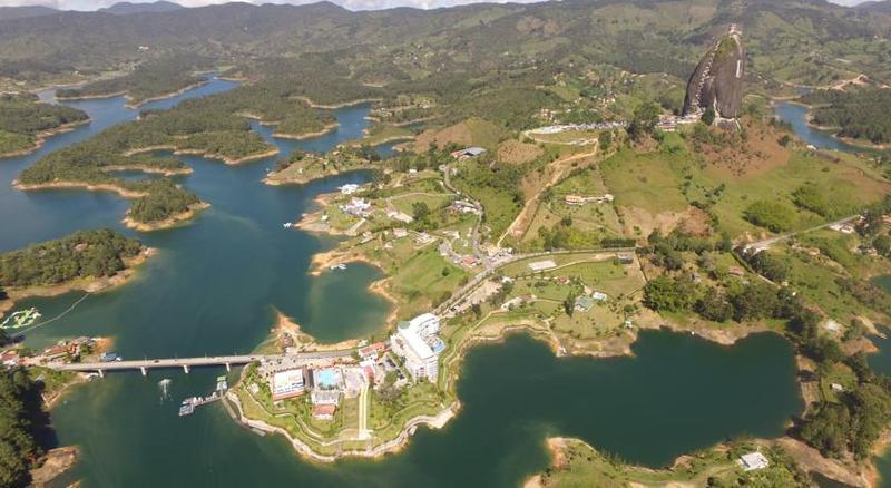 Hotel Los Recuerdos Guatapé Екстериор снимка El Águila