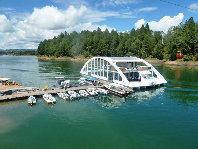 Hotel Los Recuerdos Guatapé Екстериор снимка The floating restaurant at the dam