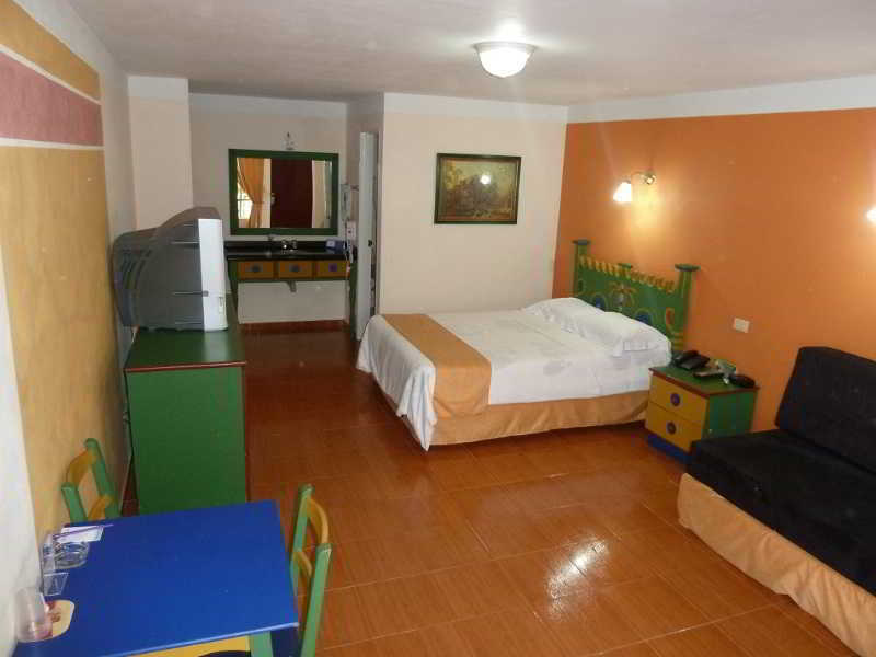 Hotel Los Recuerdos Guatapé Екстериор снимка A room at the hotel