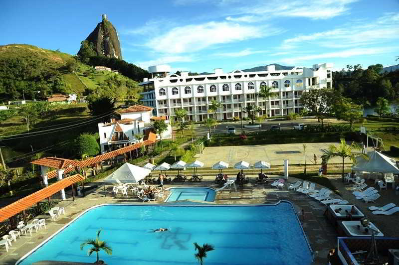 Hotel Los Recuerdos Guatapé Екстериор снимка The hotel with the Sugarloaf Mountain in the background